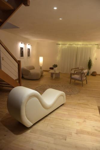 - un salon avec un banc en forme de cœur au sol dans l'établissement Superbe appartement loveroom avec balnéo Dolce notte, à Carbonne