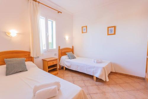 ソン・ボウにあるVilla Laurinda - Near the beachのベッドが2つと窓のある部屋