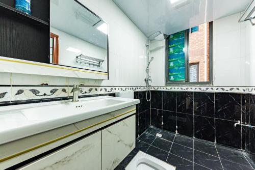 重庆Jinxin B&B2004的带水槽和马桶的浴室