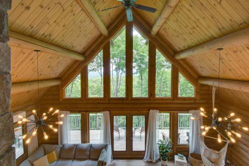 Posezení v ubytování Log cabin with HOT TUB and view