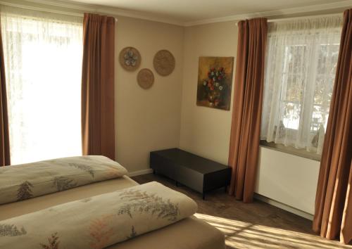 a bedroom with two beds and a window at das stille Paradies in Ledenitzen