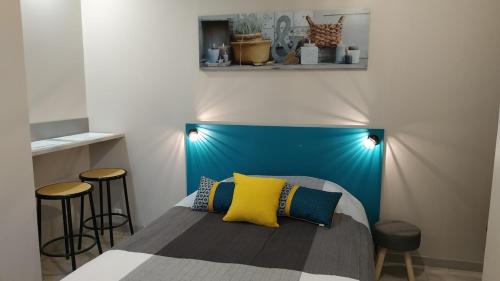Cama o camas de una habitación en Jolie Studette au calme 10 min de Tours centre