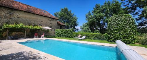 une piscine dans l'arrière-cour d'une maison dans l'établissement La P'tite Maison, à Saint-Didier-de-la-Tour
