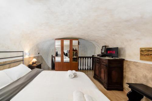 Ένα ή περισσότερα κρεβάτια σε δωμάτιο στο Accogliente alloggio nel pieno centro storico della città parcheggio in box privato incluso