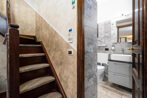 Ένα μπάνιο στο Accogliente alloggio nel pieno centro storico della città parcheggio in box privato incluso