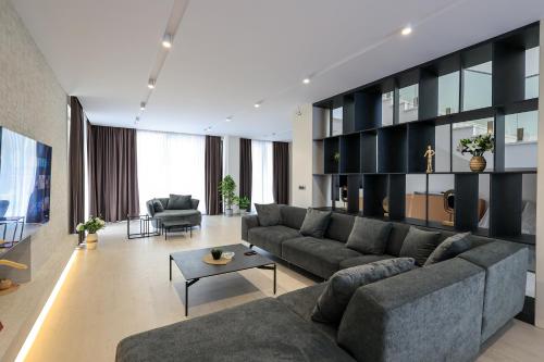 a living room with a couch and a table at SanPietro Premium Villas in Draçi