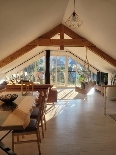 une salle à manger avec une table et une grande fenêtre dans l'établissement Frida's house, à Bièvres