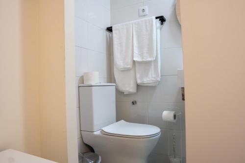 Bilik mandi di Matching Loures Guest House