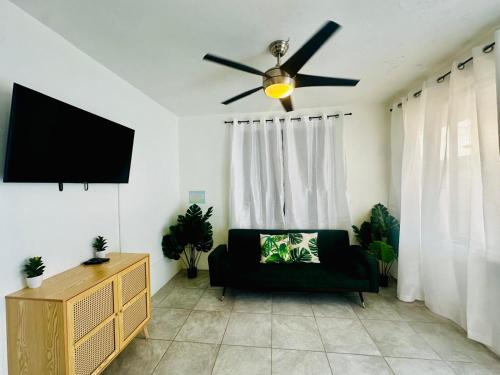 TV a/nebo společenská místnost v ubytování Tropical Getaway
