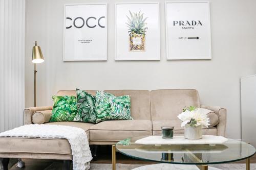 ein Wohnzimmer mit einer Couch und einem Glastisch in der Unterkunft Luxe Marina Del Rey Apartment,Parking, Gym, Pool, jacuzzi,BBQ in Los Angeles