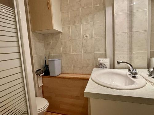 une salle de bain avec un lavabo et des toilettes dans l'établissement Appartement 3 pièces 4 couchages ARGELES SUR MER AR590-314, à Argelès-sur-Mer