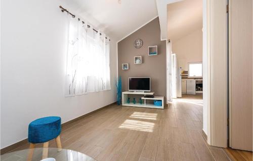 Et tv og/eller underholdning på Two-Bedroom Apartment In Dolac