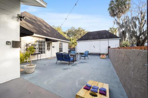 a patio with a table and chairs and a building at Historic Carriage House Downtown 2 bedroom 1 bath in Ocala