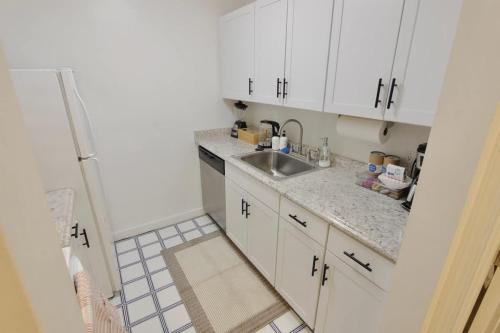 een keuken met witte kasten en een spoelbak bij Capitol Hill & Penn - Steps from Eastern Market in Washington