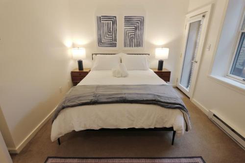 een slaapkamer met een groot bed met twee lampen bij Capitol Hill & Penn - Steps from Eastern Market in Washington