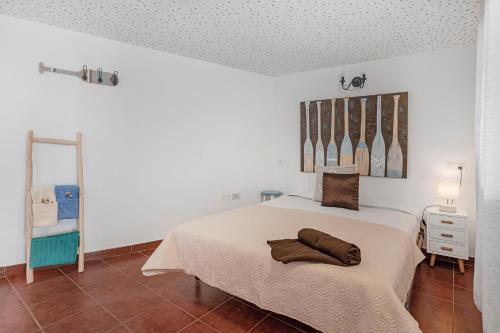 a bedroom with a bed with a white bedspread at Casita Dangminzheng in Tao