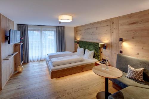 a hotel room with a bed and a couch at Landgasthof Zur Post in Schwangau