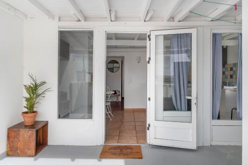 a room with sliding glass doors and a table at Casita Dangminzheng in Tao