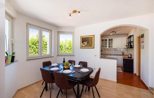 a kitchen and dining room with a table and chairs at 3 Bedroom Cozy Home In Brisevo in Briševo