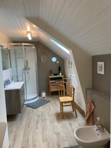 une salle de bain avec une douche, un lavabo et des toilettes dans l'établissement Entre terre et baie, à Pontaubault