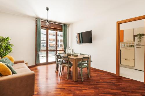 a living room with a table and chairs and a couch at Giramondo LuxeFierairport in Fiumicino