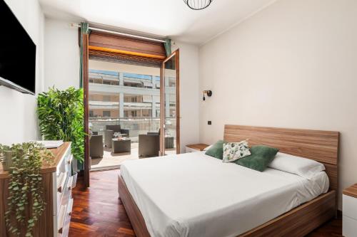 a bedroom with a bed and a large window at Giramondo LuxeFierairport in Fiumicino