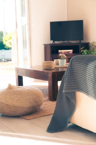 un salon avec un canapé et une table dans l'établissement Villa au calme avec piscine, grand jardin et studio indépendant, à Andernos-les-Bains