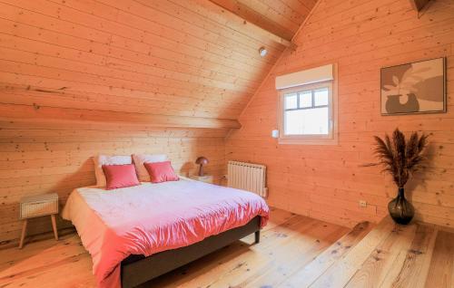 Ein Bett oder Betten in einem Zimmer der Unterkunft 4 Bedroom Awesome Home In Romeries