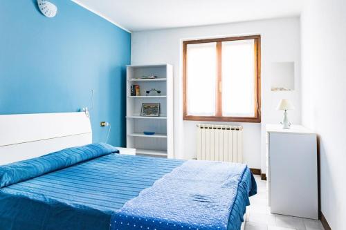 Ένα ή περισσότερα κρεβάτια σε δωμάτιο στο Panorama - Lake Garda View - by HOST4U