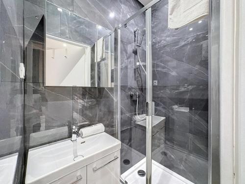 een badkamer met een douche en een wastafel bij My Home Saint Jérome 2 in Lyon