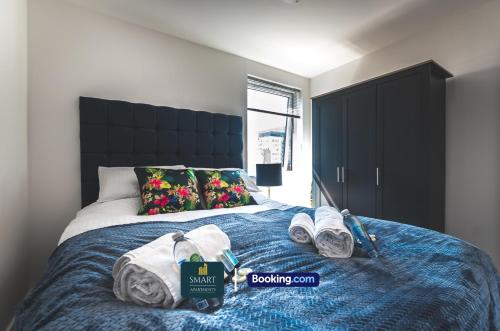 Postel nebo postele na pokoji v ubytování Relaxing Atlantic Mansions By Smart Apartments Short Lets & Serviced Accommodation Apartment Southampton With Free WiFi