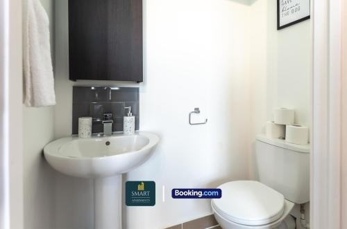 Koupelna v ubytování Relaxing Atlantic Mansions By Smart Apartments Short Lets & Serviced Accommodation Apartment Southampton With Free WiFi