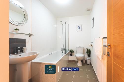 Koupelna v ubytování Relaxing Atlantic Mansions By Smart Apartments Short Lets & Serviced Accommodation Apartment Southampton With Free WiFi