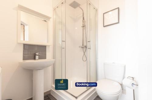 Koupelna v ubytování Relaxing Atlantic Mansions By Smart Apartments Short Lets & Serviced Accommodation Apartment Southampton With Free WiFi