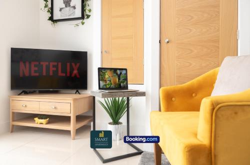 TV a/nebo společenská místnost v ubytování Relaxing Atlantic Mansions By Smart Apartments Short Lets & Serviced Accommodation Apartment Southampton With Free WiFi