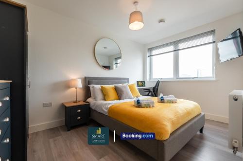 Postel nebo postele na pokoji v ubytování Relaxing Atlantic Mansions By Smart Apartments Short Lets & Serviced Accommodation Apartment Southampton With Free WiFi