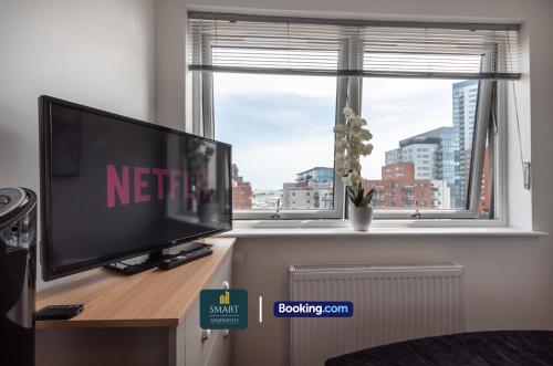 TV a/nebo společenská místnost v ubytování Relaxing Atlantic Mansions By Smart Apartments Short Lets & Serviced Accommodation Apartment Southampton With Free WiFi