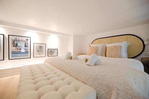 - 2 lits dans une chambre avec 2 grands lits dans l'établissement CIA - Vosges Gem, à Paris