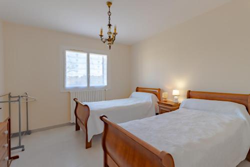 Ένα ή περισσότερα κρεβάτια σε δωμάτιο στο Maison au calme et piscine privée