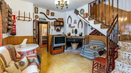 Posezení v ubytování Spacious villa with mountain view and pool in Baza