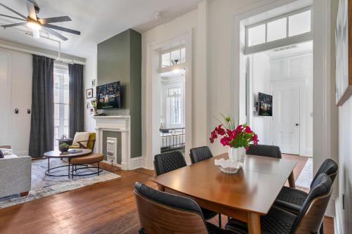 sala de estar con mesa y sillas y sala de estar. en Jazz Haven Spacious 3BR Condo, en Nueva Orleans