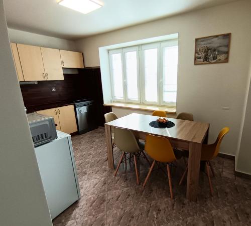 Kuchyň nebo kuchyňský kout v ubytování Apartmány Kristýna