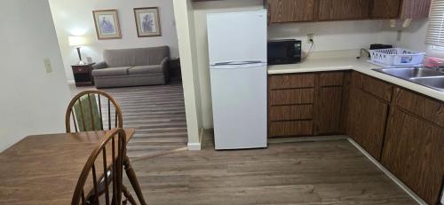 Dapur atau dapur kecil di Red Carpet Inn Pulaski
