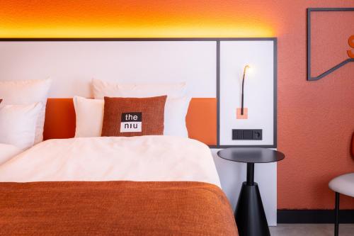 a hotel room with a bed and a table at Holiday Inn - the niu, Blade Solingen by IHG in Solingen