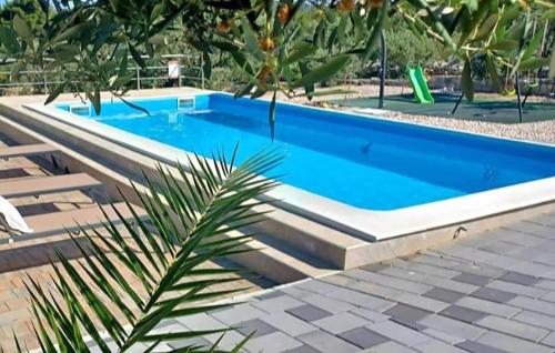 Kolam renang di atau dekat dengan 1 Bedroom Nice Apartment In Jezera