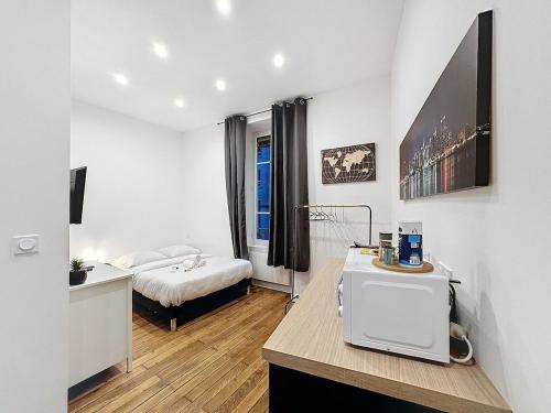 een slaapkamer met een bed en een bureau in een kamer bij My Home Saint Jérôme 1 in Lyon