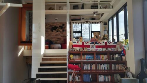 a room with a book shelf with books at Andong Poong-gyung HOSTEL n LIBRARY in Andong