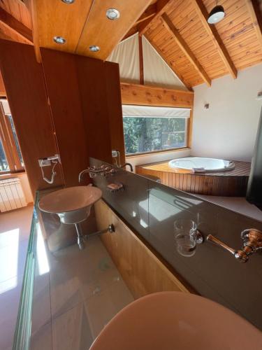 Et badeværelse på Ruca Kuyen Golf & Resort