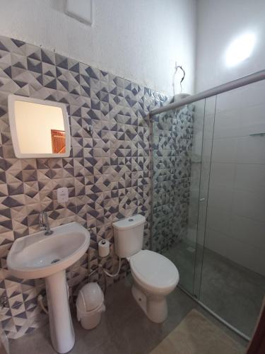 a bathroom with a toilet and a sink and a shower at Aldeia Raizama - Casa Copa in Alto Paraíso de Goiás