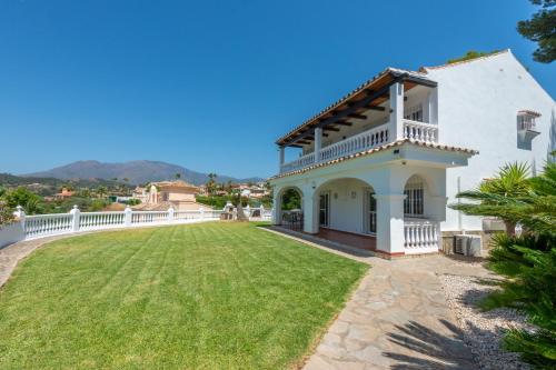 Villa Holivista Elegant 4-Bedroom Spanish Villa in Estepona